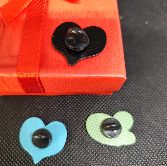 3 enamel pins Hearts plus gift box. - Picture 2 of 4